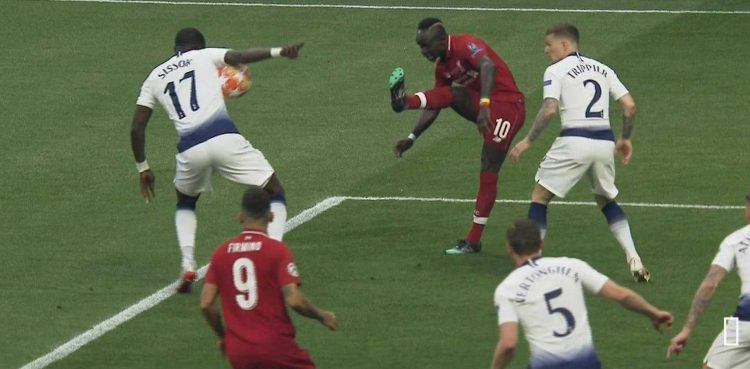 Hình ảnh Sissokho chạm tay dẫn đến quả phạt penalty